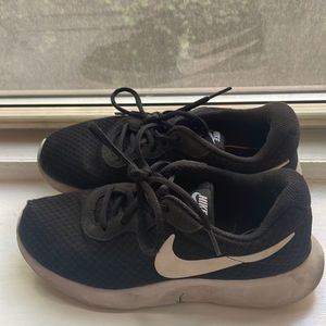 Nike sneakers in black with white detail